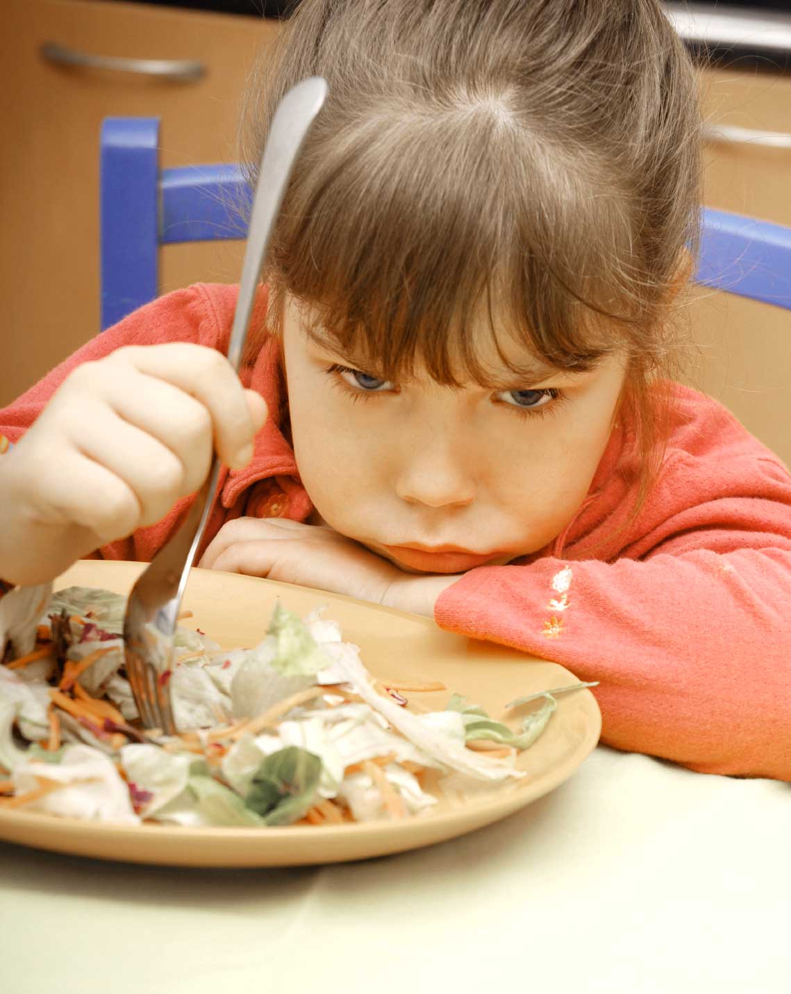 Не вкусно. Еда для детей. Дети за столом. Невкусная еда в детском саду. Ребенок завтракает.