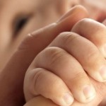 Bebeğim Neden Sürekli Ellerini Yumruk Yapıyor?